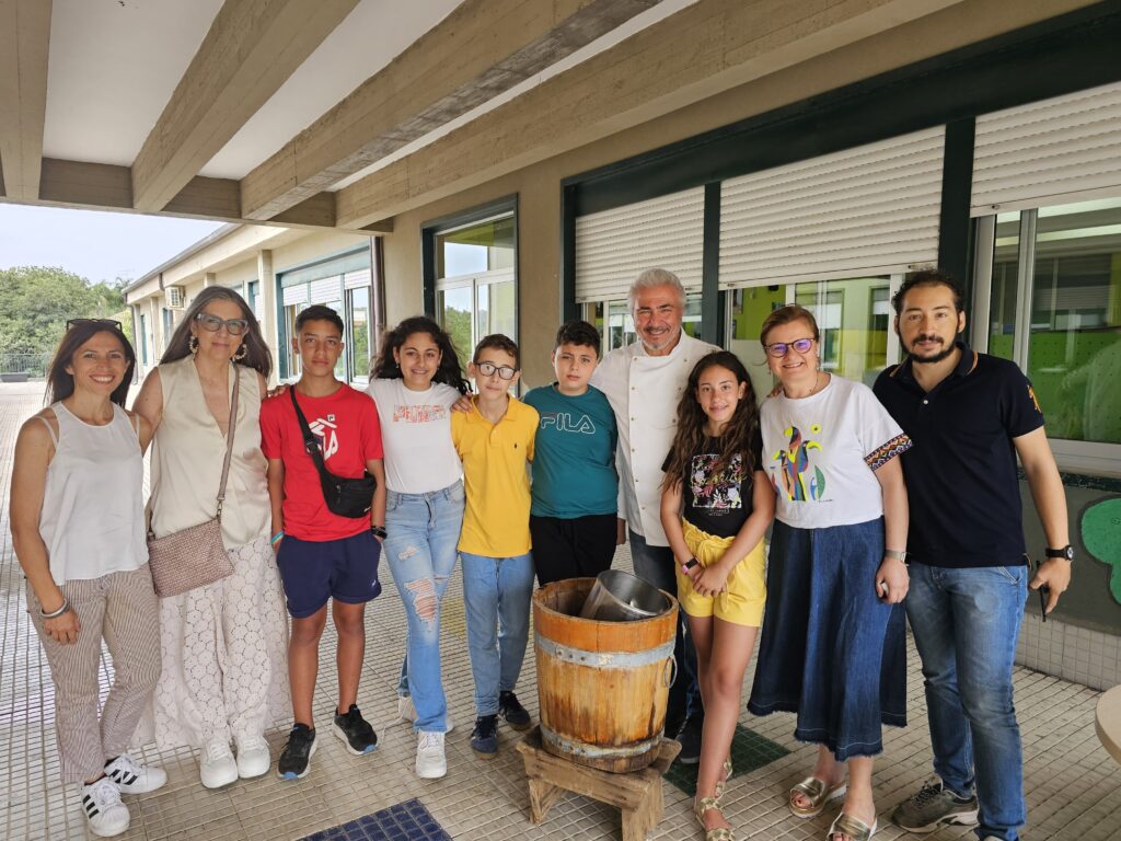 foto di gruppo intorno al tino